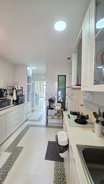 Laguna 88, 44 Eastwood Road, 4 Bedrooms, 2,368 sqft, Condominium For Sale, by Halim Gafoor, 500216495 - Spacious kitchen with plenty counter top - PropertyGuru.com.sg