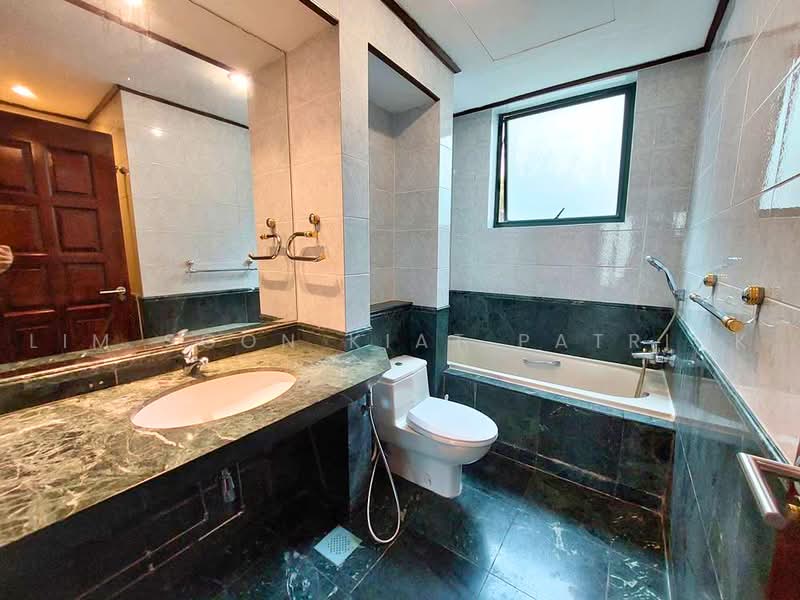 Pebble Bay, 130 Tanjong Rhu Road, 2 Bedrooms, 1,302 sqft, Condominium For Rent, by Lim Soon Kiat Patrick, 500216544 - Bathroom - PropertyGuru.com.sg