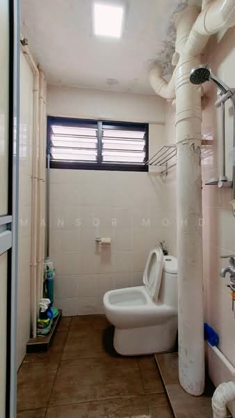 166 Woodlands Street 13, 166 Woodlands Street 13, 2 Bedrooms, 721 sqft, HDB Flat For Sale, by Mansor Mohd, 500216550 - Bathroom - PropertyGuru.com.sg