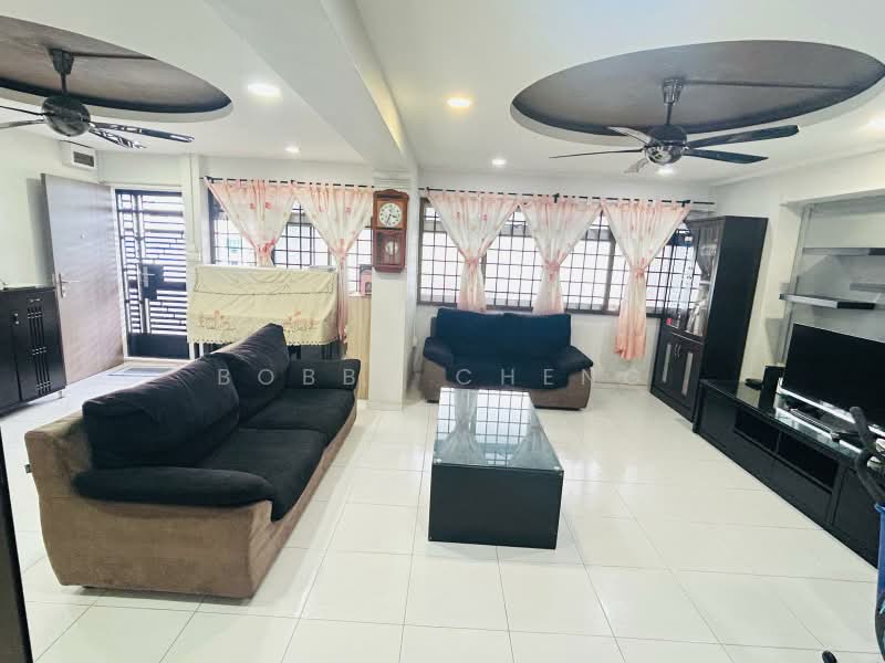 252 Choa Chu Kang Avenue 2, 252 Choa Chu Kang Avenue 2, 3 Bedrooms, 1,119 sqft, HDB Flat For Sale, by Bobby Cheng, 500216561 - Living Room - PropertyGuru.com.sg