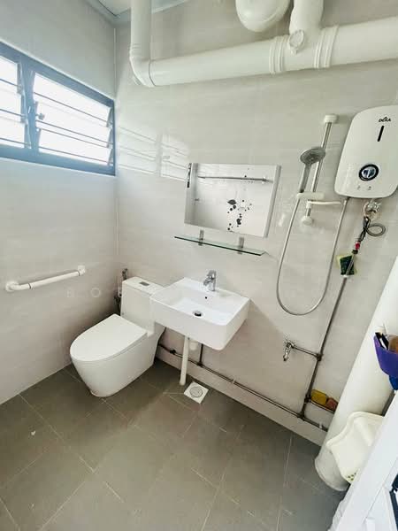 252 Choa Chu Kang Avenue 2, 252 Choa Chu Kang Avenue 2, 3 Bedrooms, 1,119 sqft, HDB Flat For Sale, by Bobby Cheng, 500216561 - Bathroom - PropertyGuru.com.sg