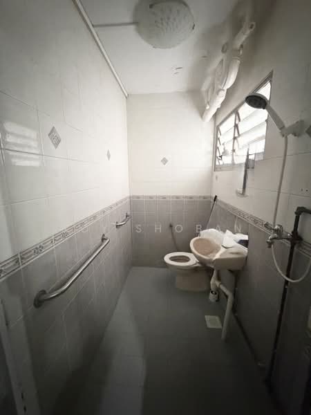 182 Pasir Ris Street 11, 182 Pasir Ris Street 11, 3 Bedrooms, 1,346 sqft, HDB Flat For Sale, by Roy Shoban, 500216571 - Bathroom - PropertyGuru.com.sg