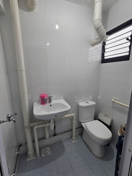 578 Ang Mo Kio Avenue 10, 578 Ang Mo Kio Avenue 10, 2 Bedrooms, 721 sqft, HDB Flat For Sale, by Clara Lian, 500216572 - Master Bathroom - PropertyGuru.com.sg