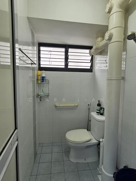 578 Ang Mo Kio Avenue 10, 578 Ang Mo Kio Avenue 10, 2 Bedrooms, 721 sqft, HDB Flat For Sale, by Clara Lian, 500216572 - Bathroom - PropertyGuru.com.sg