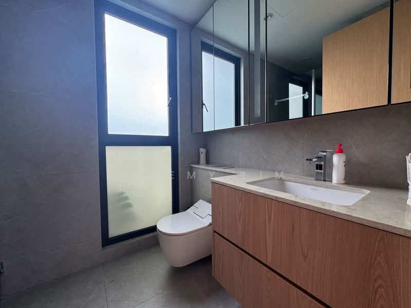 Peak Residence, 333 Thomson Road, 4 Bedrooms, 1,389 sqft, Condominium For Sale, by Jeremy Lim, 500216582 - Bathroom - PropertyGuru.com.sg