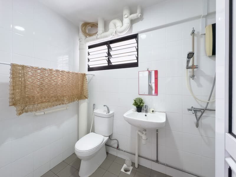 322 Woodlands Street 32, 322 Woodlands Street 32, 3 Bedrooms, 1,313 sqft, HDB Flat For Sale, by Ernest Goh, 500216600 - Bathroom - PropertyGuru.com.sg