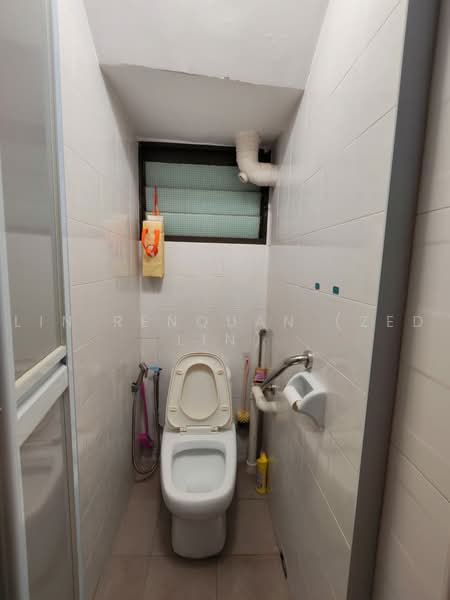 38 Lorong 5 Toa Payoh, 38 Lorong 5 Toa Payoh, 2 Bedrooms, 721 sqft, HDB Flat For Sale, by Lin Renquan (Zed Lin), 500216622 - Toilet - PropertyGuru.com.sg