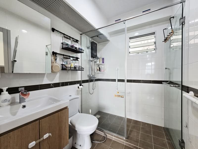 450A Sengkang West Way, 450A Sengkang West Way, 3 Bedrooms, 990 sqft, HDB Flat For Sale, by Kelvin Chen, 500216672 - Bathroom - PropertyGuru.com.sg