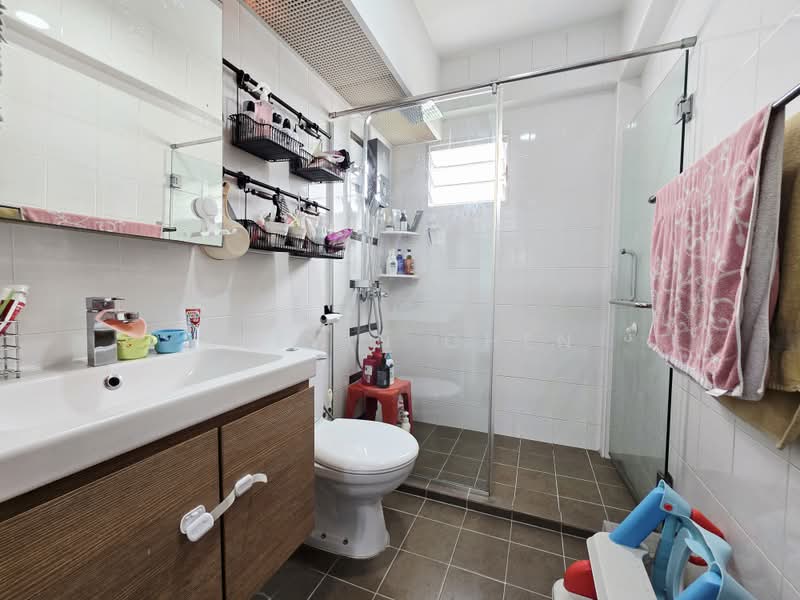 450A Sengkang West Way, 450A Sengkang West Way, 3 Bedrooms, 990 sqft, HDB Flat For Sale, by Kelvin Chen, 500216672 - Bathroom - PropertyGuru.com.sg