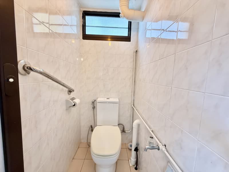 16 Upper Boon Keng Road, 16 Upper Boon Keng Road, 2 Bedrooms, 700 sqft, HDB Flat For Sale, by Stella Koh, 500216674 - Bathroom - PropertyGuru.com.sg