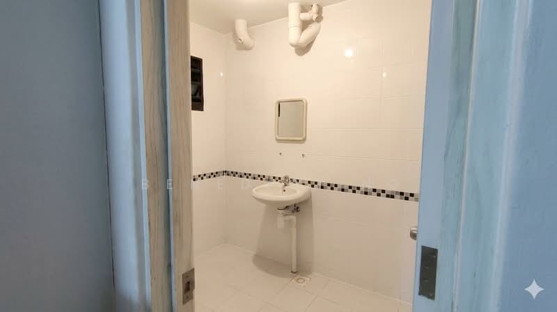 102 Bishan Street 12, 102 Bishan Street 12, 3 Bedrooms, 1,302 sqft, HDB Flat For Sale, by Benedict Ng, 500216677 - Bathroom - PropertyGuru.com.sg