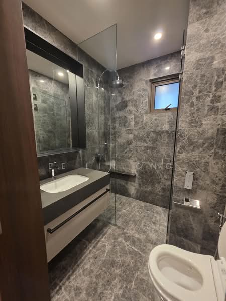 Parksuites, 22 Holland Grove Road, 2 Bedrooms, 1,173 sqft, Condominium For Rent, by Ee Lin Ong, 500216706 - Bathroom - PropertyGuru.com.sg