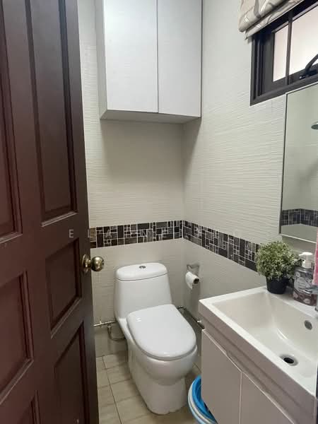 Rosyth Terrace, Rosyth Terrace, 4 Bedrooms, 3,495 sqft, Corner Terrace For Sale, by Elaine Teo, 500216791 - Bathroom - PropertyGuru.com.sg