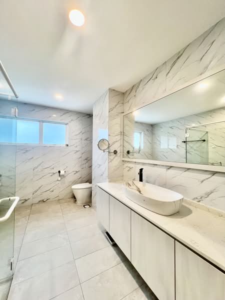 Sommerville Grandeur, 1 Farrer Drive, 2 Bedrooms, 1,195 sqft, Condominium For Rent, by Chris Yeo, 500216792 - Bathroom - PropertyGuru.com.sg