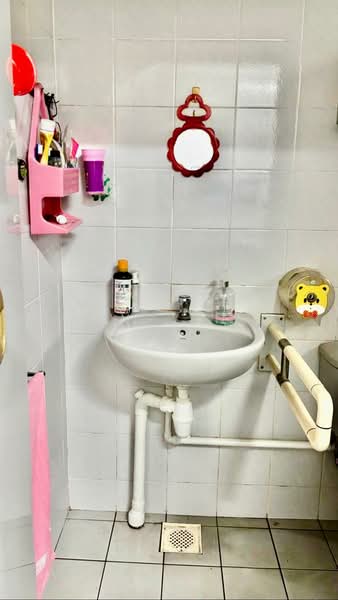 486 Choa Chu Kang Avenue 5, 486 Choa Chu Kang Avenue 5, Room Rental, 120 sqft, HDB Flat For Rent, by Henry Ng, 500216804 - Bathroom - PropertyGuru.com.sg