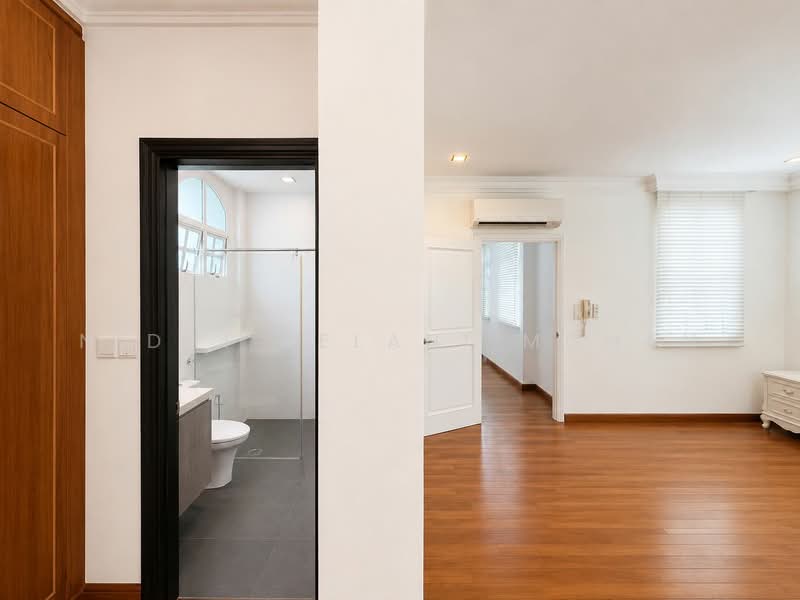 Detached with Wide Frontage of 13m; 1km to MGS; Renovated 2021, Holland Green, Jalan Lim Tai See, Holland Grove View, Bukit Timah, Holland Road, 5 Bedrooms, 4,318 sqft, Detached House For Sale, by Nidhi Belani Mohan, 500216819 - Bathroom - PropertyGuru.com.sg