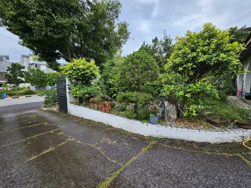 ORIGINAL FRANKEL SINGLE STOREY BUNGALOW FOR REBUILD, FRANKEL BUNGALOW ZONE, 4 Bedrooms, 2,500 sqft, Detached House For Sale, by Chong Chen Nam, 500216839 - Exterior - PropertyGuru.com.sg