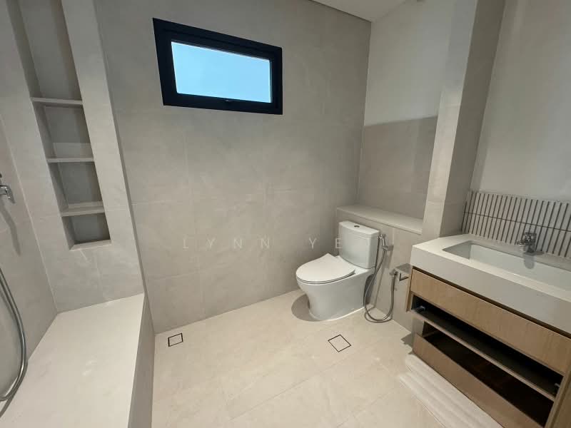 Serangoon / Sommerville / Braddell / Wolskel / Jalan Riang / Bukit Arang / Vaughan, , 7 Bedrooms, 7,517 sqft, Detached House For Sale, by Lynn Yeo, 500216863 - Bathroom - PropertyGuru.com.sg