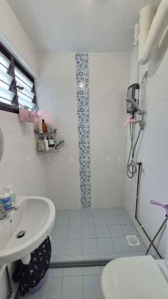 330 Serangoon Avenue 3, 330 Serangoon Avenue 3, 3 Bedrooms, 904 sqft, HDB Flat For Sale, by William Heng, 500216874 - Bathroom - PropertyGuru.com.sg