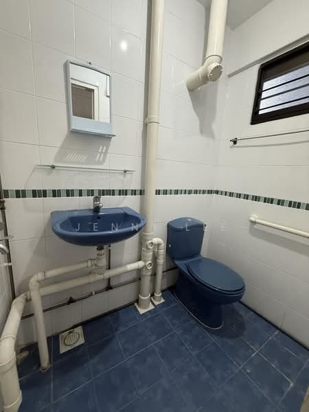 427 Clementi Avenue 3, 427 Clementi Avenue 3, 3 Bedrooms, 721 sqft, HDB Flat For Rent, by Jenny Lee, 500216895 - Bathroom - PropertyGuru.com.sg