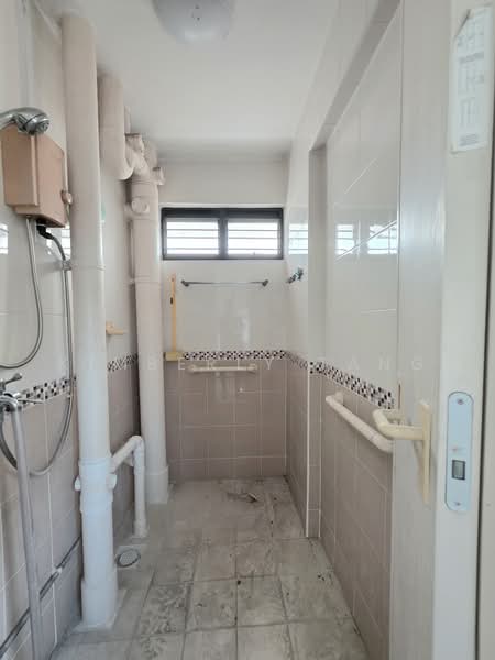 36 Teban Gardens Road, 36 Teban Gardens Road, 2 Bedrooms, 796 sqft, HDB Flat For Sale, by Kimberly Tang, 500216902 - Bathroom - Original - PropertyGuru.com.sg