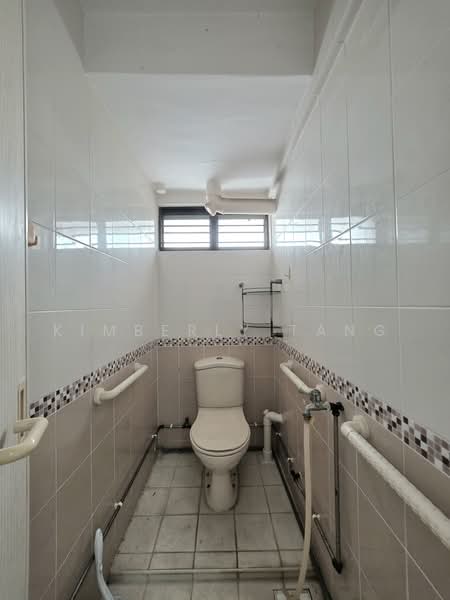 36 Teban Gardens Road, 36 Teban Gardens Road, 2 Bedrooms, 796 sqft, HDB Flat For Sale, by Kimberly Tang, 500216902 - Toilet - Original - PropertyGuru.com.sg