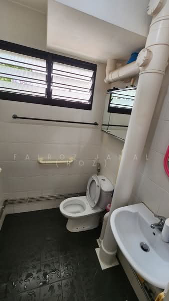 438 Ang Mo Kio Avenue 10, 438 Ang Mo Kio Avenue 10, Room Rental, 125 sqft, HDB Flat For Rent, by Fairoz Jamal (Roz), 500216916 - Bathroom - PropertyGuru.com.sg