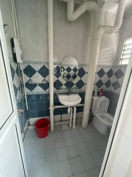 438 Tampines Street 43, 438 Tampines Street 43, 3 Bedrooms, 1,119 sqft, HDB Flat For Rent, by Adeline Ong, 500216950 - Bathroom - PropertyGuru.com.sg