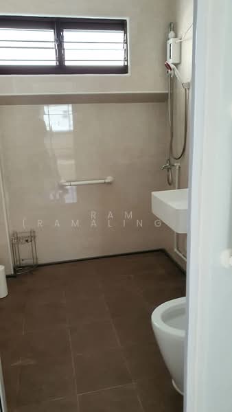 421 Choa Chu Kang Avenue 4, 421 Choa Chu Kang Avenue 4, 3 Bedrooms, 1,119 sqft, HDB Flat For Rent, by Ram (Ramalingam), 500216972 - Bathroom - PropertyGuru.com.sg