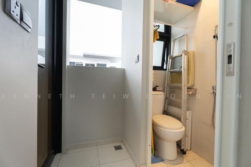 Lush Acres, Sengkang West Way/Fernvale, 3 Bedrooms, 1,399 sqft, Executive Condominium For Sale, by Kenneth Teiw Choon Lin, 500216974 - Bathroom - PropertyGuru.com.sg