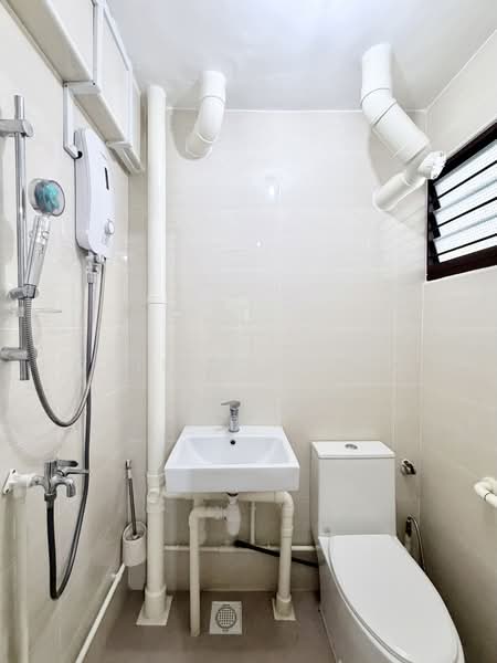 442 Clementi Avenue 3, 442 Clementi Avenue 3, 2 Bedrooms, 732 sqft, HDB Flat For Sale, by Qristine Goh, 500216991 - Bathroom - PropertyGuru.com.sg