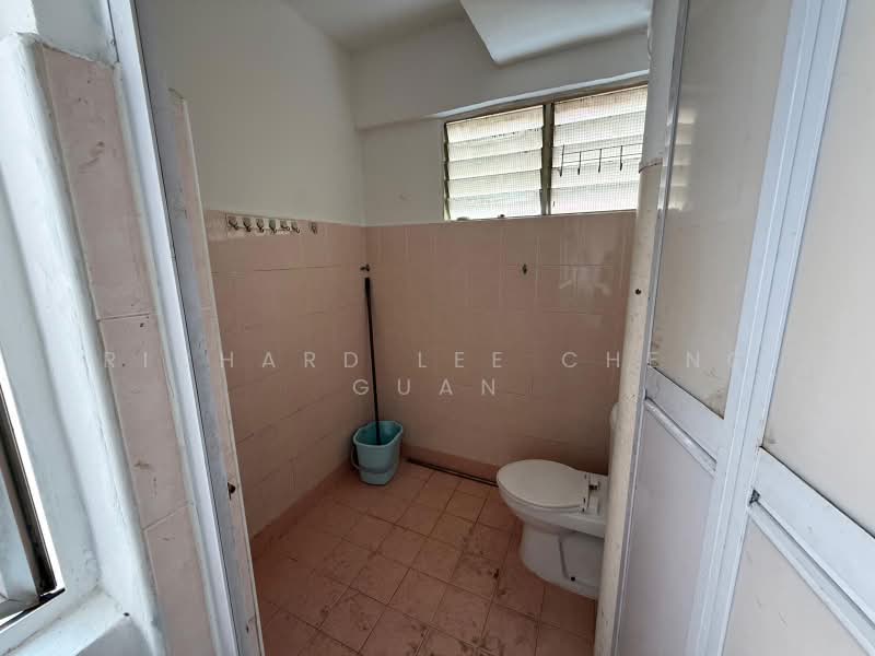 428 Jurong West Avenue 1, 428 Jurong West Avenue 1, 2 Bedrooms, 700 sqft, HDB Flat For Rent, by Richard Lee Cheng Guan, 500217008 - Bathroom - PropertyGuru.com.sg