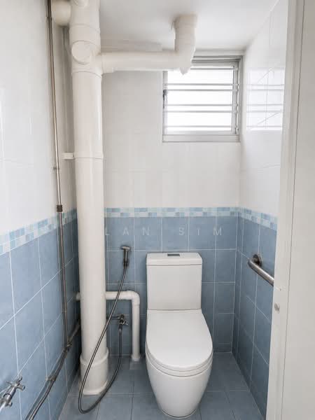648 Ang Mo Kio Avenue 5, 648 Ang Mo Kio Avenue 5, 3 Bedrooms, 1,076 sqft, HDB Flat For Sale, by Alan Sim, 500217026 - Bathroom - PropertyGuru.com.sg