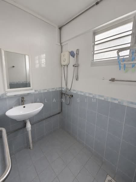 648 Ang Mo Kio Avenue 5, 648 Ang Mo Kio Avenue 5, 3 Bedrooms, 1,076 sqft, HDB Flat For Sale, by Alan Sim, 500217026 - Bathroom - PropertyGuru.com.sg