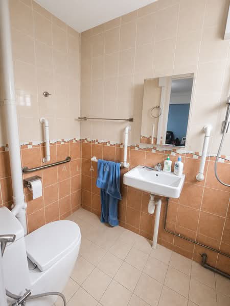 648 Ang Mo Kio Avenue 5, 648 Ang Mo Kio Avenue 5, 3 Bedrooms, 1,076 sqft, HDB Flat For Sale, by Alan Sim, 500217026 - Bathroom - PropertyGuru.com.sg