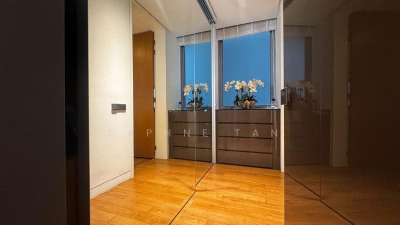 Hilltops, 101 Cairnhill Circle, Orchard / River Valley, 3 Bedrooms, 1,711 sqft, Condominium For Sale, by Daphne Tan, 500217032 - Master walk in wardrobe - PropertyGuru.com.sg