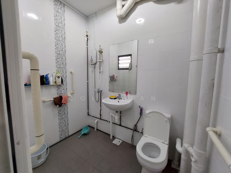 241 Tampines Street 21, 241 Tampines Street 21, 2 Bedrooms, 796 sqft, HDB Flat For Rent, by Colin Tan, 500217043 - 241 Tampines Street 21 (Master Toilet) - PropertyGuru.com.sg