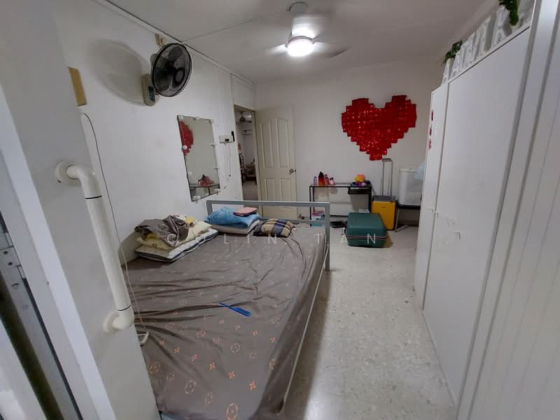 241 Tampines Street 21, 241 Tampines Street 21, 2 Bedrooms, 796 sqft, HDB Flat For Rent, by Colin Tan, 500217043 - 241 Tampines Street 21 (Master Bedroom) - PropertyGuru.com.sg