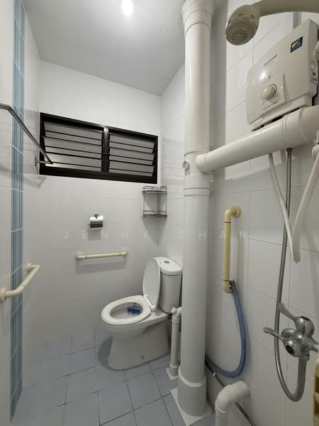 375 Clementi Avenue 4, 375 Clementi Avenue 4, 2 Bedrooms, 721 sqft, HDB Flat For Sale, by Jenny Chan, 500217044 - Bathroom - PropertyGuru.com.sg