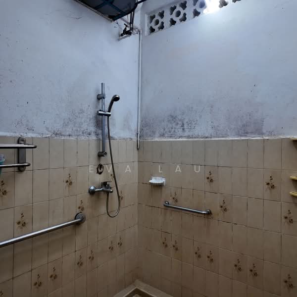 8 Pax WP Worker Unit Near Upper Paya Lebar Road, Landed unit for stay and store, Eunos / Geylang / Paya Lebar, 4 Bedrooms, 1,200 sqft, Walk-up Apartment For Rent, by Eva Lau, 500217049 - Bathroom - PropertyGuru.com.sg