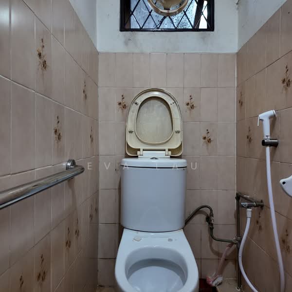8 Pax WP Worker Unit Near Upper Paya Lebar Road, Landed unit for stay and store, Eunos / Geylang / Paya Lebar, 4 Bedrooms, 1,200 sqft, Walk-up Apartment For Rent, by Eva Lau, 500217049 - Bathroom - PropertyGuru.com.sg