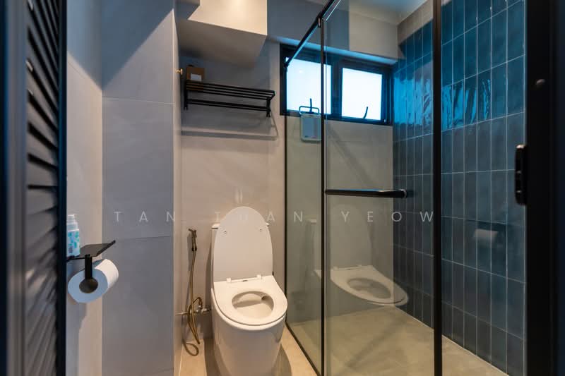 332 Serangoon Avenue 3, 332 Serangoon Avenue 3, 3 Bedrooms, 1,109 sqft, HDB Flat For Sale, by Tan Tuan Yeow, 500217061 - Common bathroom - PropertyGuru.com.sg