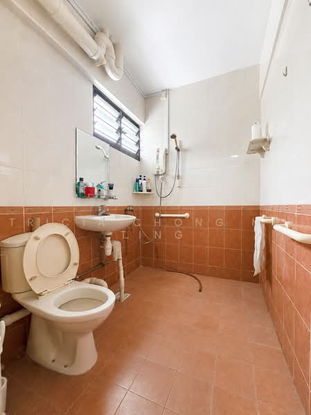 286 Tampines Street 22, 286 Tampines Street 22, 3 Bedrooms, 1,109 sqft, HDB Flat For Sale, by Tricia Chong Mei Ting, 500217067 - Bathroom - PropertyGuru.com.sg