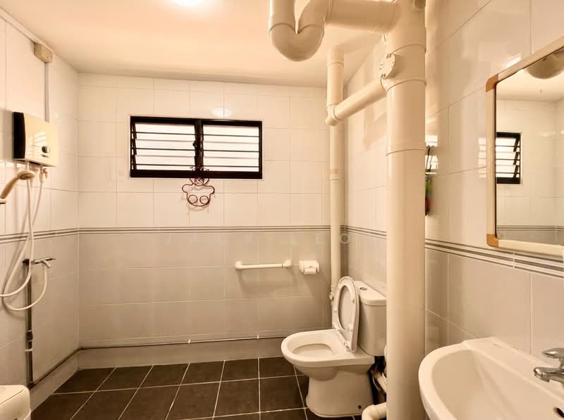 533 Bukit Batok Street 51, 533 Bukit Batok Street 51, 4 Bedrooms, 1,400 sqft, HDB Flat For Sale, by Jack Leow, 500217071 - Bathroom - PropertyGuru.com.sg