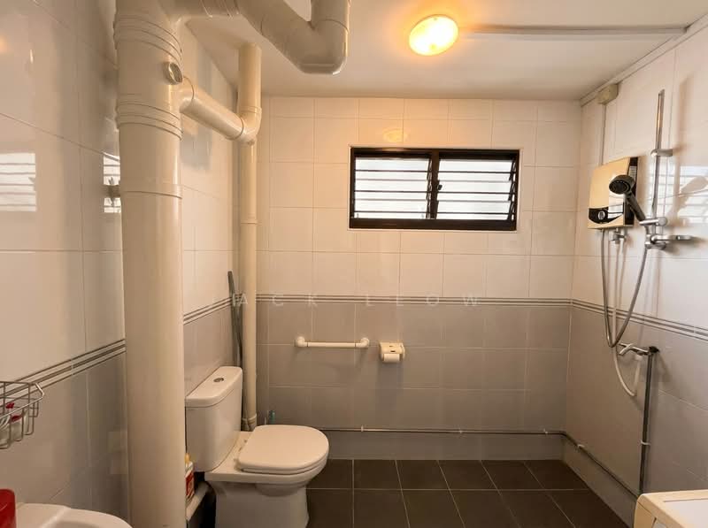 533 Bukit Batok Street 51, 533 Bukit Batok Street 51, 4 Bedrooms, 1,400 sqft, HDB Flat For Sale, by Jack Leow, 500217071 - Bathroom - PropertyGuru.com.sg