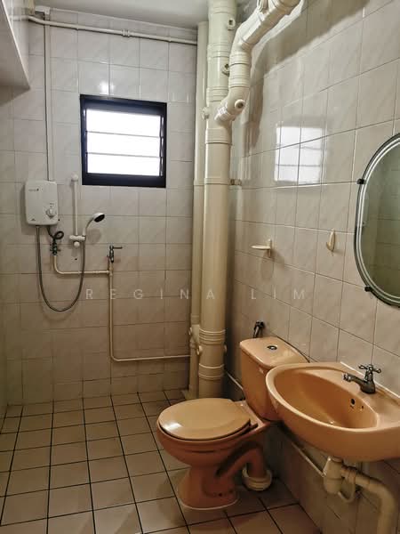 328 Sembawang Crescent, 328 Sembawang Crescent, 3 Bedrooms, 1,087 sqft, HDB Flat For Rent, by Regina Lim, 500217104 - Common Bathroom - PropertyGuru.com.sg