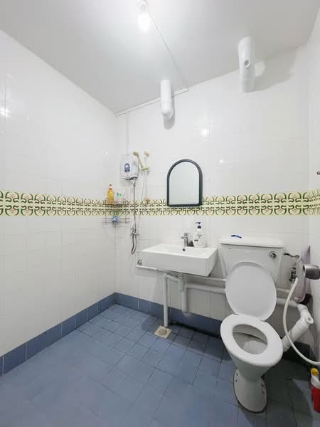 316 Woodlands Street 31, 316 Woodlands Street 31, 2 Bedrooms, 786 sqft, HDB Flat For Rent, by Iris Lin, 500217129 - Bathroom - PropertyGuru.com.sg