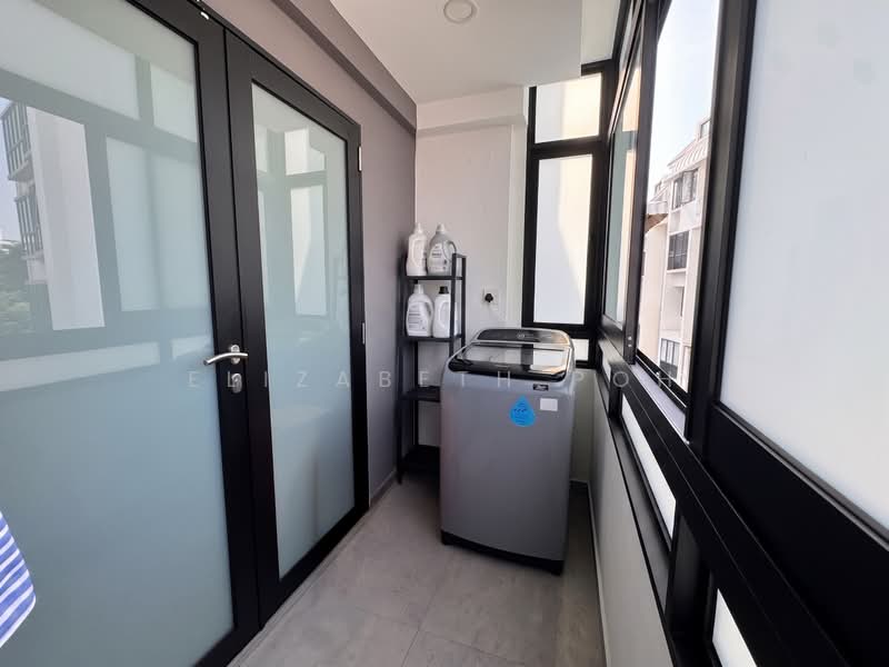 Cheap Freehold Walk Up in East Coast, , 2 Bedrooms, 990 sqft, Walk-up Apartment For Sale, by Elizabeth Poh, 500217135 - Balcony - PropertyGuru.com.sg