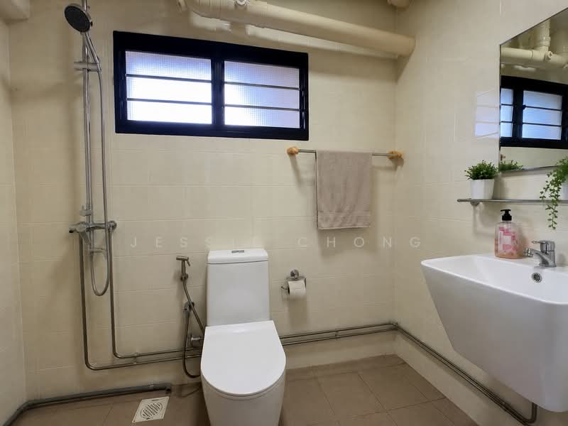742 Tampines Street 72, 742 Tampines Street 72, 3 Bedrooms, 1,076 sqft, HDB Flat For Sale, by Jessie Chong, 500217180 - Bathroom - PropertyGuru.com.sg