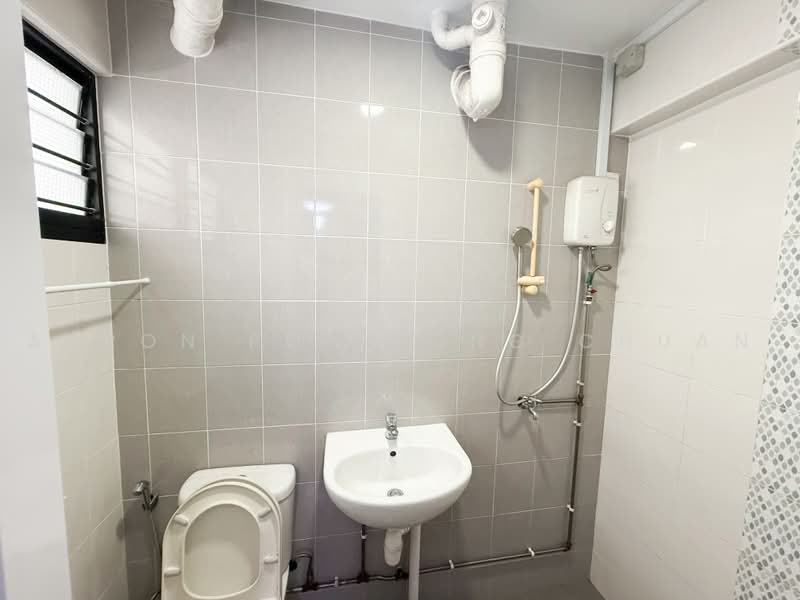 825 Woodlands Street 81, 825 Woodlands Street 81, 3 Bedrooms, 904 sqft, HDB Flat For Sale, by Aaron Poh Yong Chuan, 500217196 - Bathroom - PropertyGuru.com.sg